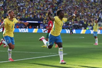 Raphinha, Vini Jr. e Douglas Santos se destacam nos números da estreia