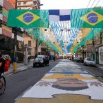 Ruas decoradas para Copa do Mundo reforçam vínculo comunitário no Rio