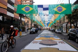 Ruas decoradas para Copa do Mundo reforçam vínculo comunitário no Rio
