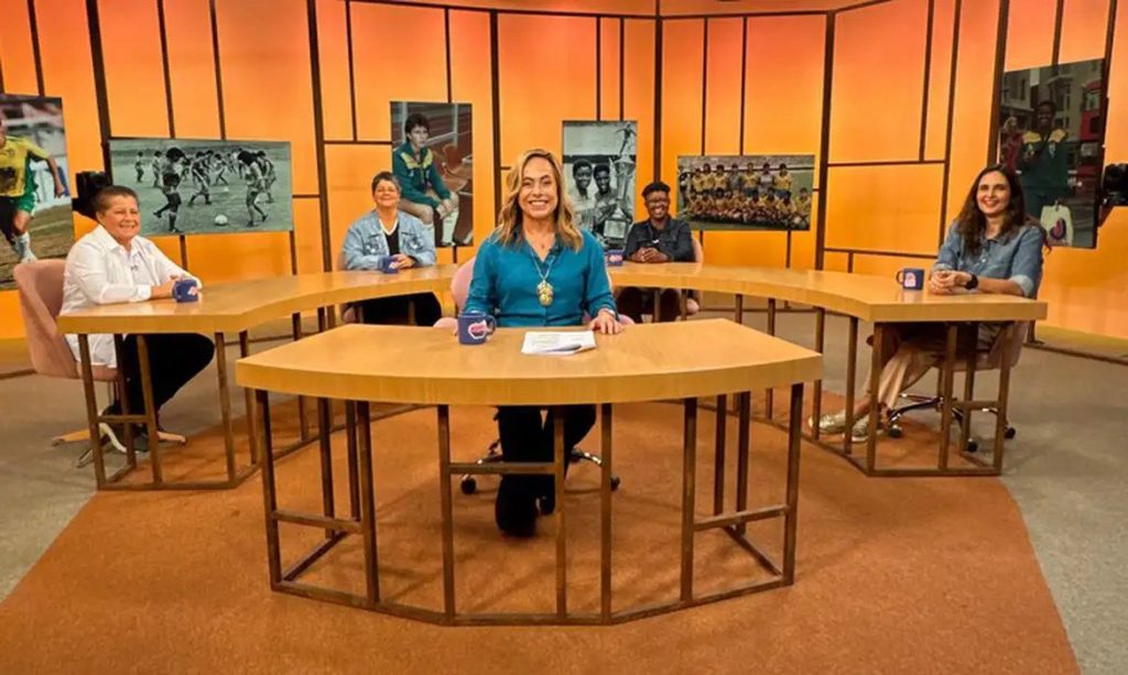 Sem Censura recebe pioneiras do futebol a um ano da Copa no Brasil