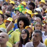 Torcedores se reúnem no centro de SP para assistir ao jogo do Brasil
