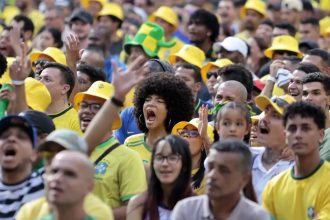 Torcedores se reúnem no centro de SP para assistir ao jogo do Brasil