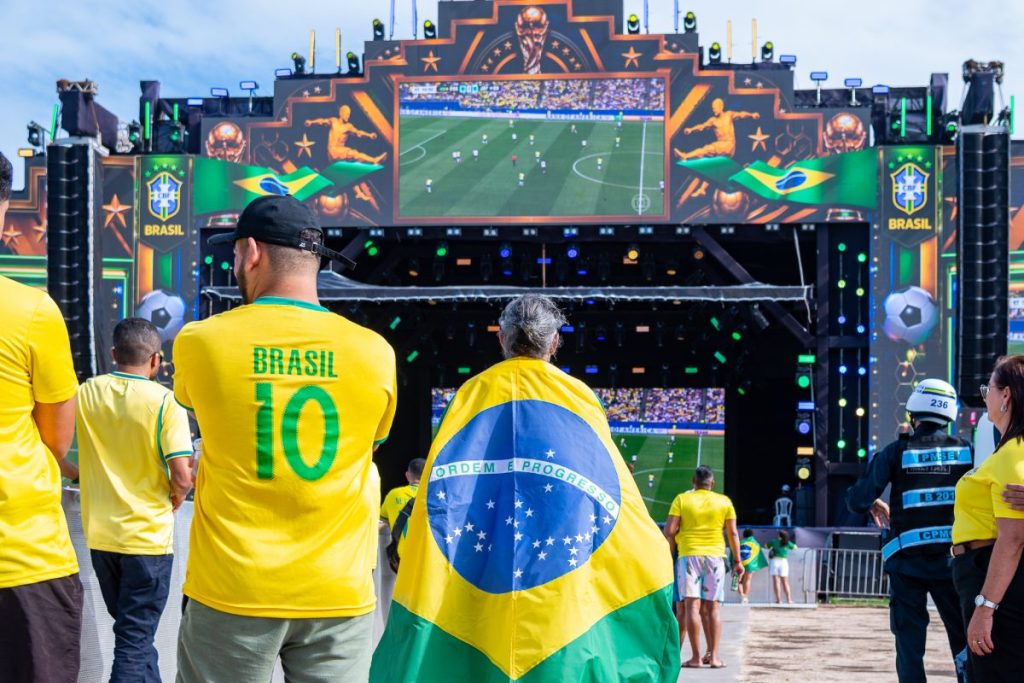 Torcida aprova esquenta e transmissão da Copa em dia extra de programação no Arraiá do Povo
