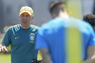 Ancelotti dá pista de Martinelli para vaga de Paquetá contra Noruega
