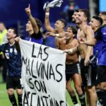 Ato de jogadores argentinos reacende debate sobre domínio das Malvinas