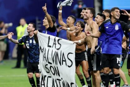 Ato de jogadores argentinos reacende debate sobre domínio das Malvinas