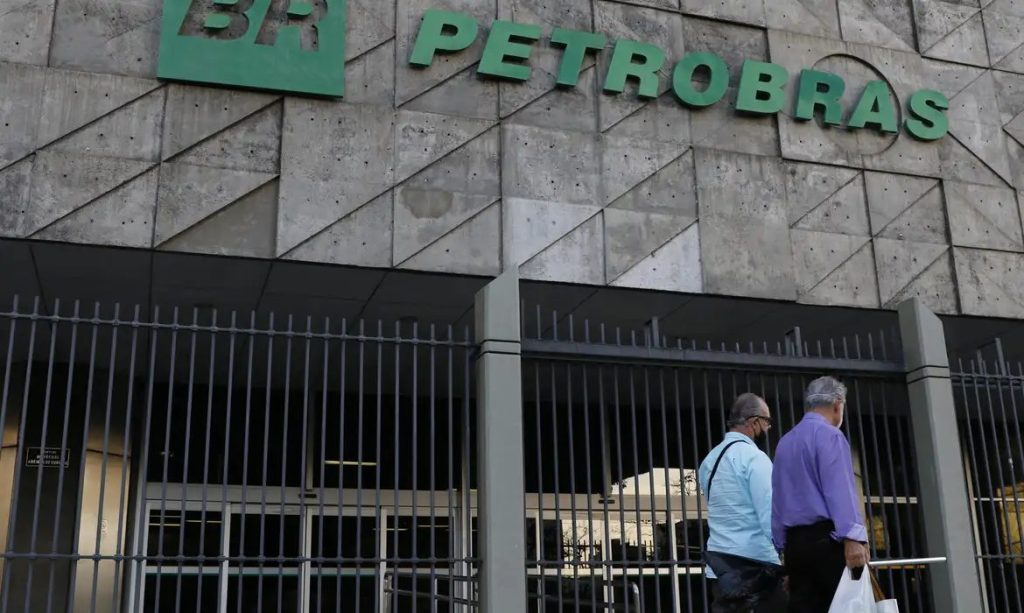 Com alívio da guerra, Petrobras reduz preço do querosene de aviação