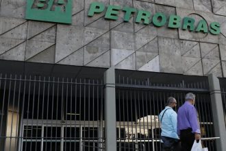 Com alívio da guerra, Petrobras reduz preço do querosene de aviação