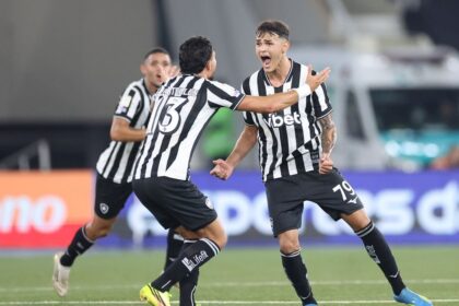 Com gol no último lance, Botafogo bate Santos na volta do Brasileirão