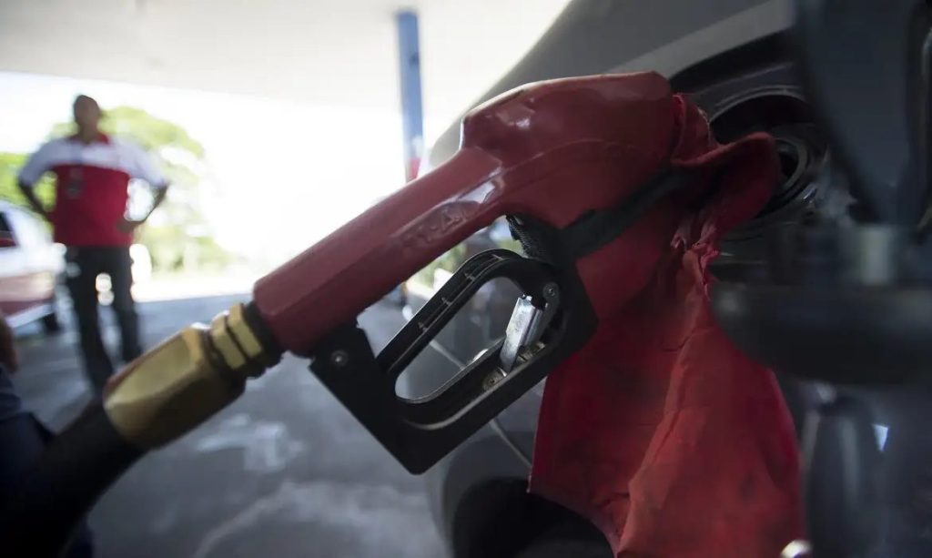 Com nova alta mundial do petróleo, governo mantém desconto na gasolina