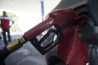 Com nova alta mundial do petróleo, governo mantém desconto na gasolina