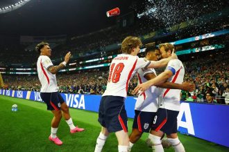 Com um a menos, Inglaterra derruba México no Azteca e segue na Copa