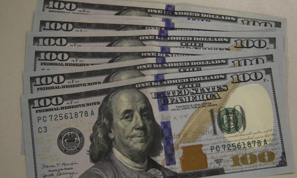 Dólar cai a R$ 5,13, e bolsa recua em dia de ajuste no mercado