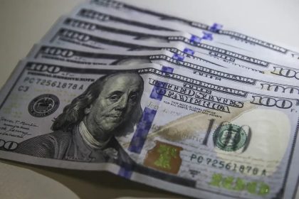 Dólar cai ao menor nível em três semanas; bolsa sobe 1,22%