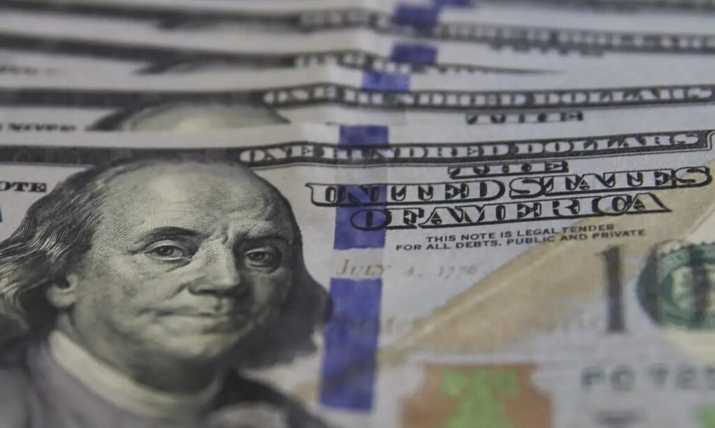 Dólar cai ao menor valor desde junho com alta do petróleo