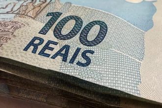 Dólar cai para R$ 5,07, menor nível em um mês; bolsa fica estável