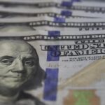 Dólar cai para R$ 5,07, no menor nível em um mês