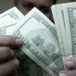 Dólar fecha estável, mas acumula queda de 1,82% em julho