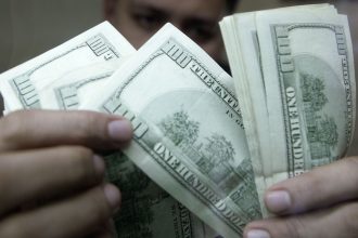 Dólar fecha estável, mas acumula queda de 1,82% em julho