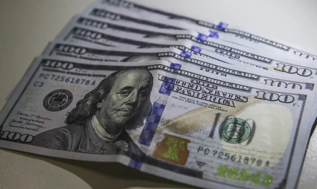 Dólar fica estável em R$ 5,08, mas cai 0,58% na semana