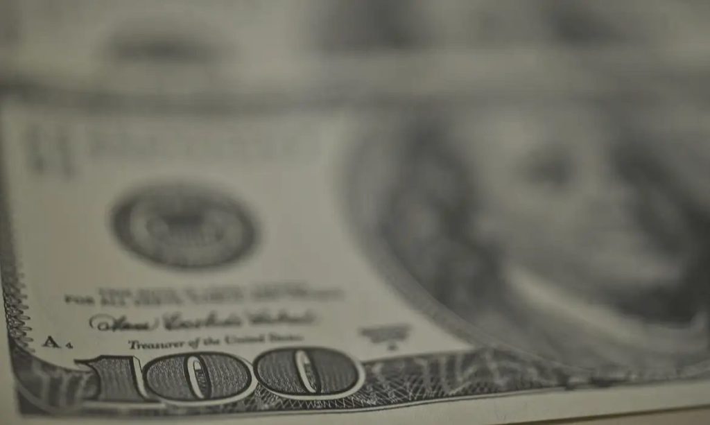 Dólar recua, bolsa cai e petróleo dispara com tensão no Oriente Médio