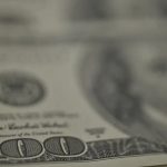 Dólar recua, bolsa cai e petróleo dispara com tensão no Oriente Médio