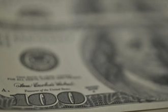 Dólar recua, bolsa cai e petróleo dispara com tensão no Oriente Médio