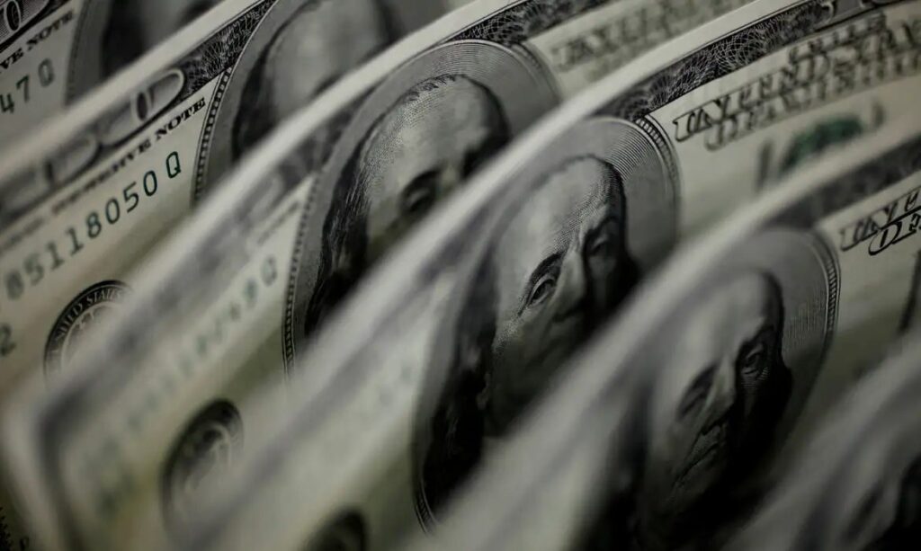 Dólar sobe para R$ 5,11, e bolsa fica estável, apesar de tensão global