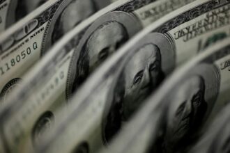 Dólar sobe para R$ 5,11, e bolsa fica estável, apesar de tensão global