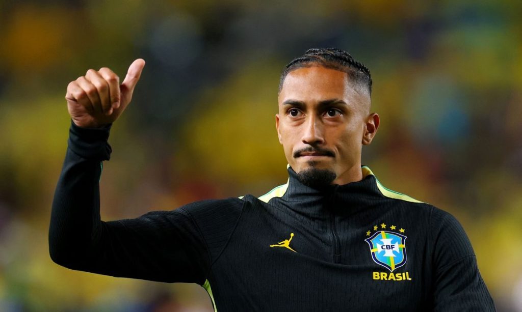 Festejado, Raphinha treina e se aproxima de retorno à Copa do Mundo