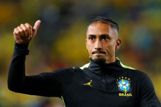 Festejado, Raphinha treina e se aproxima de retorno à Copa do Mundo