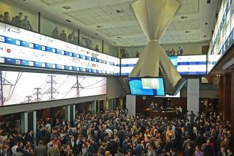 Ibovespa volta aos 174 mil pontos com aposta na Selic, e dólar cai
