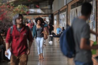 Mais de 54% dos graduandos já abandonaram curso para cuidar dos filhos
