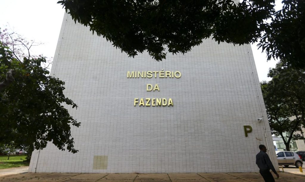 Projeção oficial de inflação sobe para 5,1%, com estouro da meta
