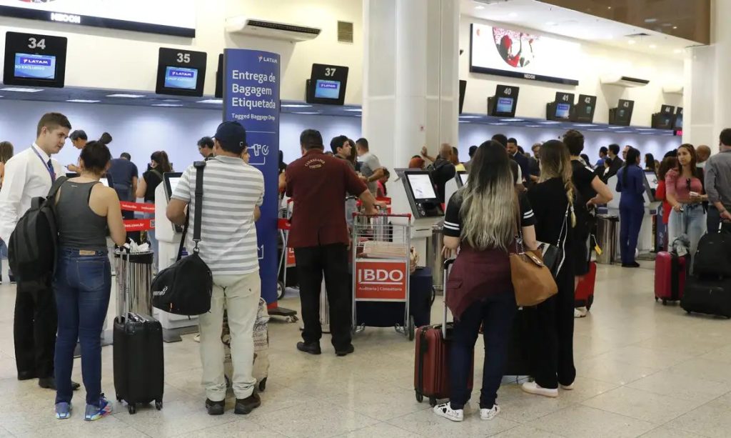 Setor de serviços cai 0,4% em maio por recuo na área de transportes