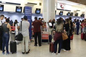 Setor de serviços cai 0,4% em maio por recuo na área de transportes