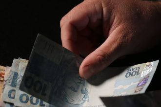 Trabalhadores nascidos em setembro e outubro recebem abono salarial