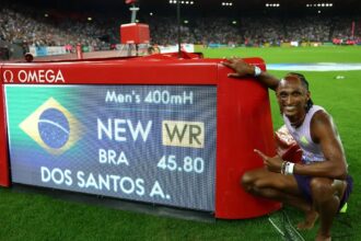 Alison dos Santos quebra recorde mundial dos 400m com barreiras