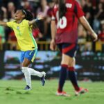 Câmara aprova lei com medidas para promover futebol feminino no país