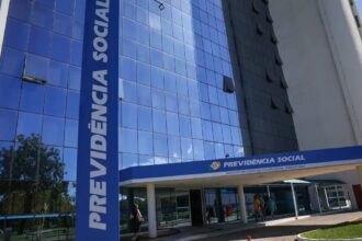 Previsão de gastos com INSS em 2027 é reduzida em R$ 5 bilhões