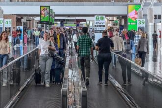 Setor de serviços fica estável em junho e sobe 2% no 1º semestre