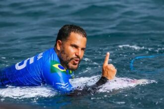 WSL: Ítalo Ferreira domina tubos em Teahupo’o e avança às semifinais