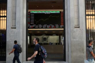 Bolsa sobe 1,3% e atinge maior nível em quase quatro meses