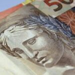 Brasileiros retiram R$ 10,5 bilhões da poupança em agosto