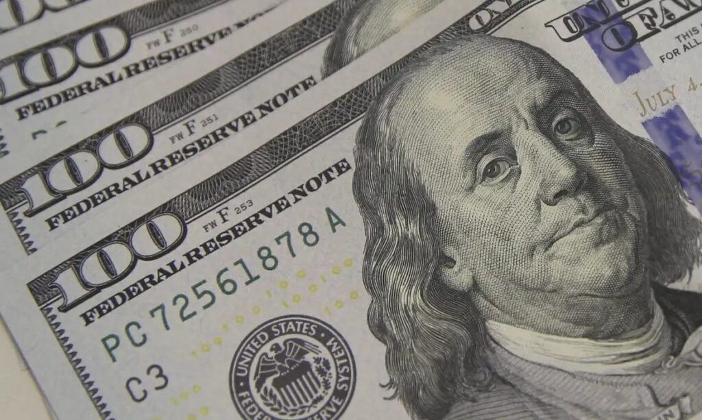 Dólar cai a R$ 5,08 e atinge menor valor em um mês