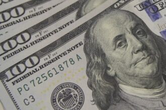 Dólar cai a R$ 5,08 e atinge menor valor em um mês