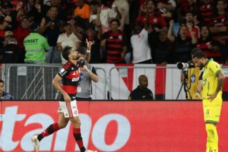 Flamengo vence e fica a um ponto do Palmeiras, líder do Brasileirão