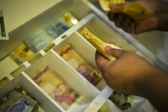 INPC tem variação negativa em agosto e soma 3,98% em 12 meses