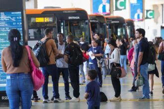 Setor de serviços fica estável em julho e sobe 2,4% em 12 meses