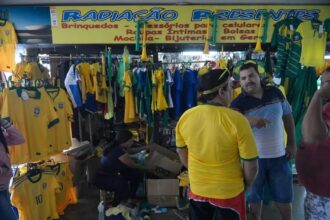 Vendas no comércio caem 0,8% em julho, com “ressaca” da Copa do Mundo